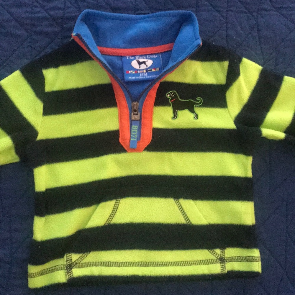 Black dog light weight pullover fleece sweater